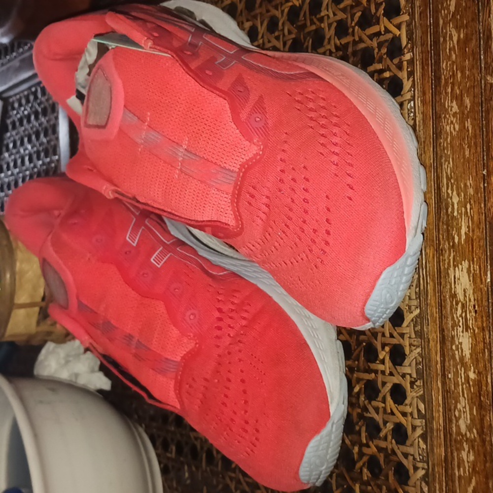 Women's/Mens ASICS GEL-Kayano size 12 peach pink in color